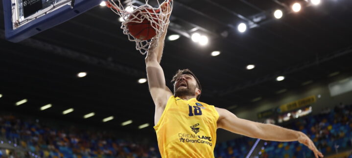 en diez claves",Jugador de baloncesto lanzando a canasta durante un partido de Dreamland Gran Canaria.