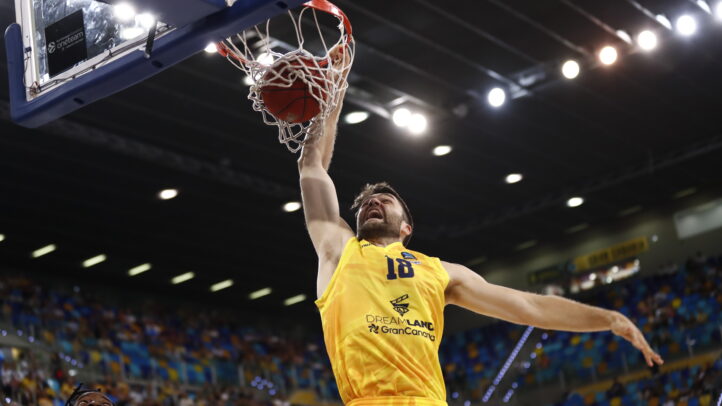 en diez claves",Jugador de baloncesto lanzando a canasta durante un partido de Dreamland Gran Canaria.
