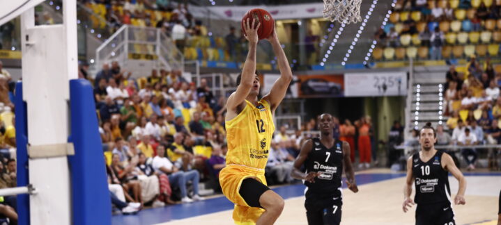 Jugador del Dreamland Gran Canaria lanzando a canasta durante un partido.