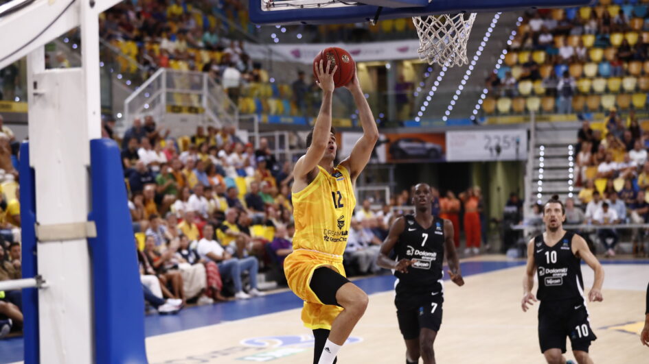 Jugador del Dreamland Gran Canaria lanzando a canasta durante un partido.