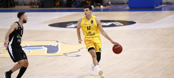 Jugador con balón en la cancha durante un partido de baloncesto en el Gran Canaria Arena.