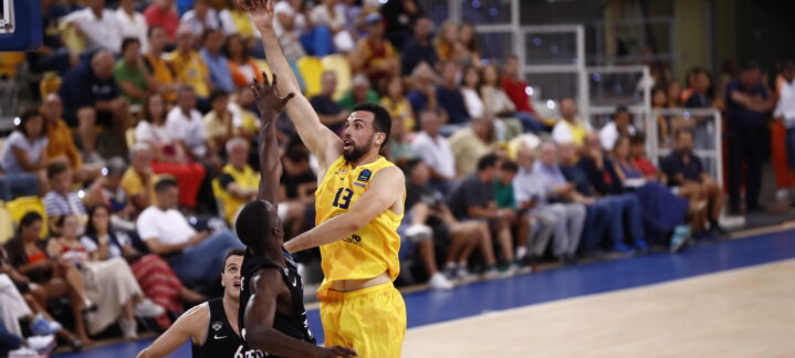 Jugador del Club Baloncesto Gran Canaria lanzando a canasta en un partido.