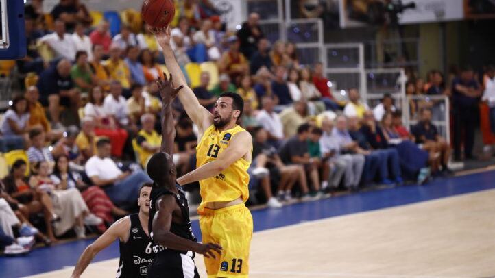 Jugador del Club Baloncesto Gran Canaria lanzando a canasta en un partido.