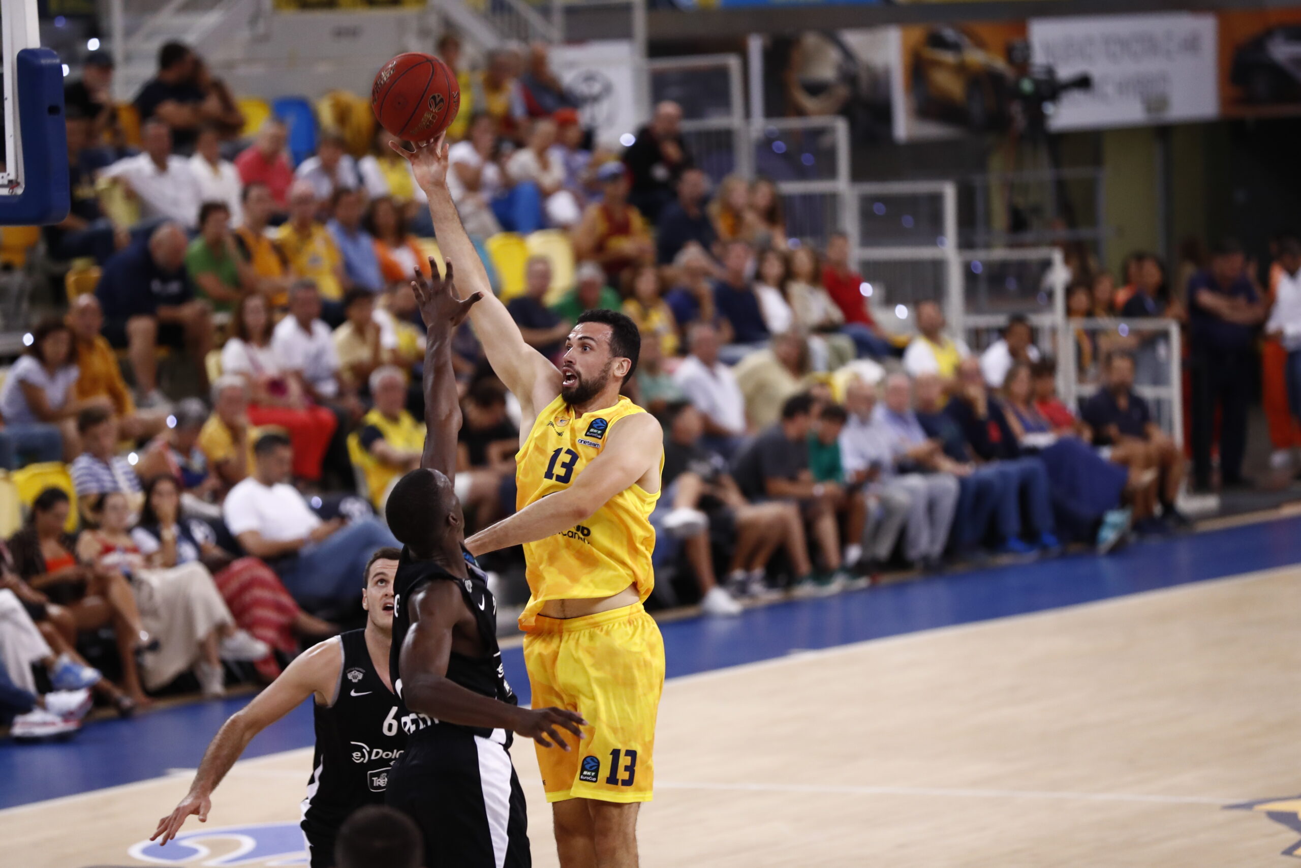 Jugador del Club Baloncesto Gran Canaria lanzando a canasta en un partido.