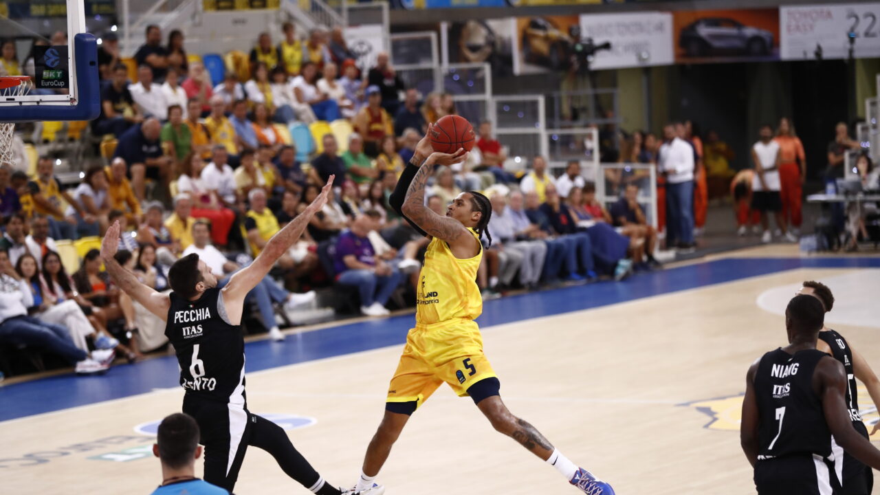 Jugador del Dreamland Gran Canaria lanza a canasta mientras es defendido por un rival.