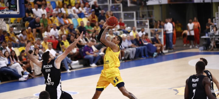Jugador del Dreamland Gran Canaria lanza a canasta mientras es defendido por un rival.
