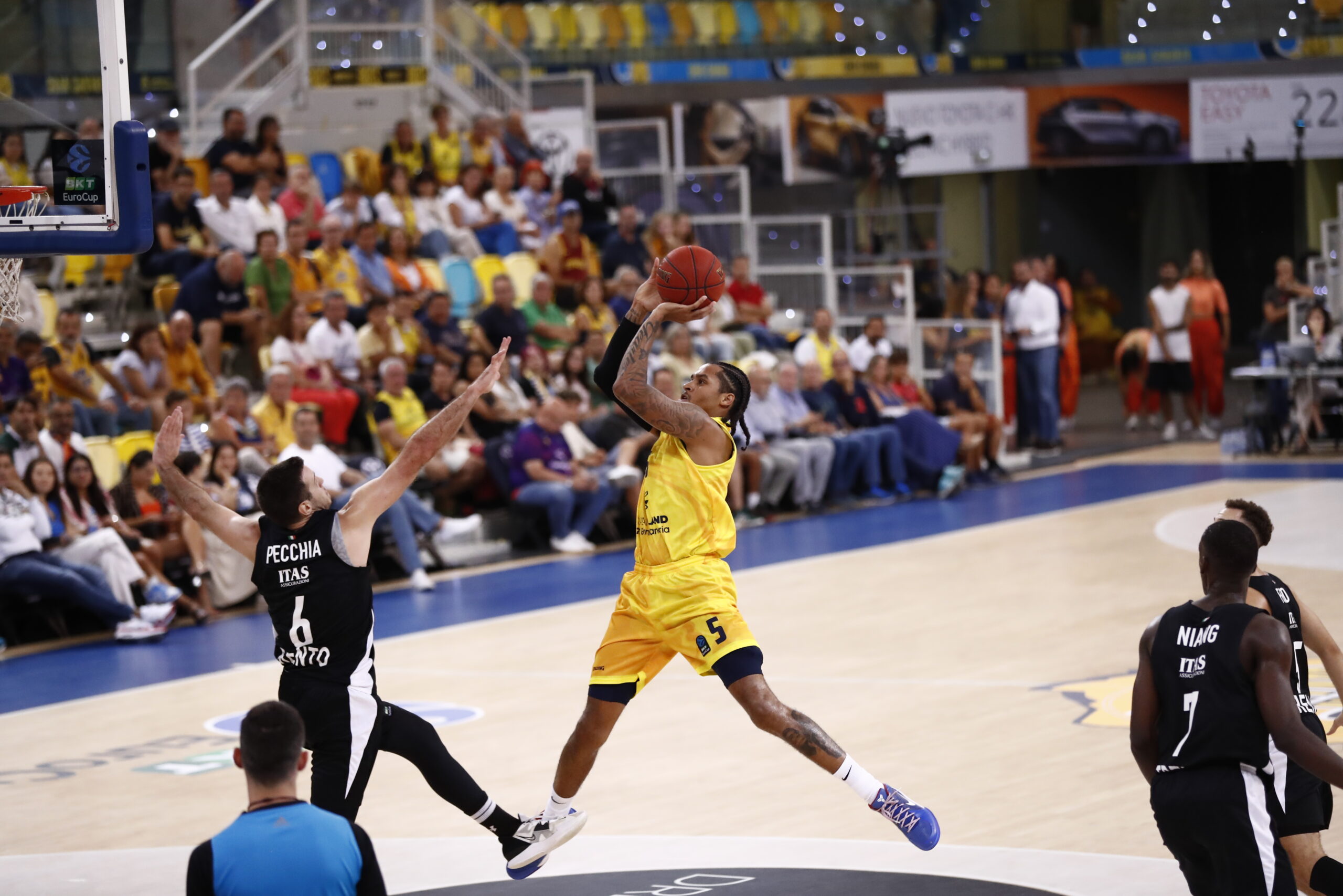 Jugador del Dreamland Gran Canaria lanza a canasta mientras es defendido por un rival.