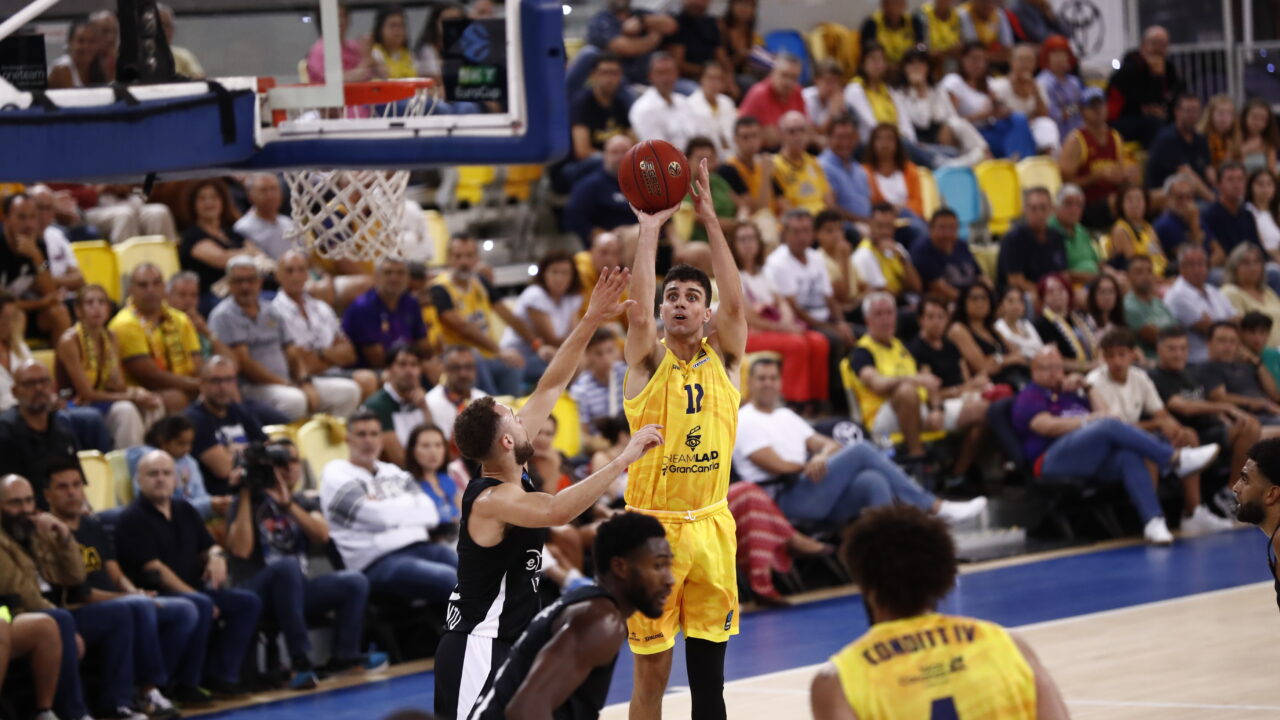 Jugador del Gran Canaria lanza a canasta durante un partido en el Gran Canaria Arena.