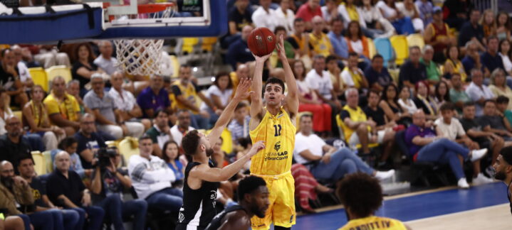 Jugador del Gran Canaria lanza a canasta durante un partido en el Gran Canaria Arena.