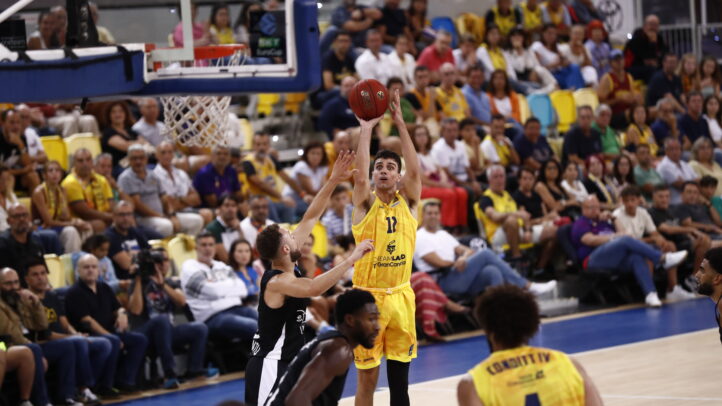 Jugador del Gran Canaria lanza a canasta durante un partido en el Gran Canaria Arena.