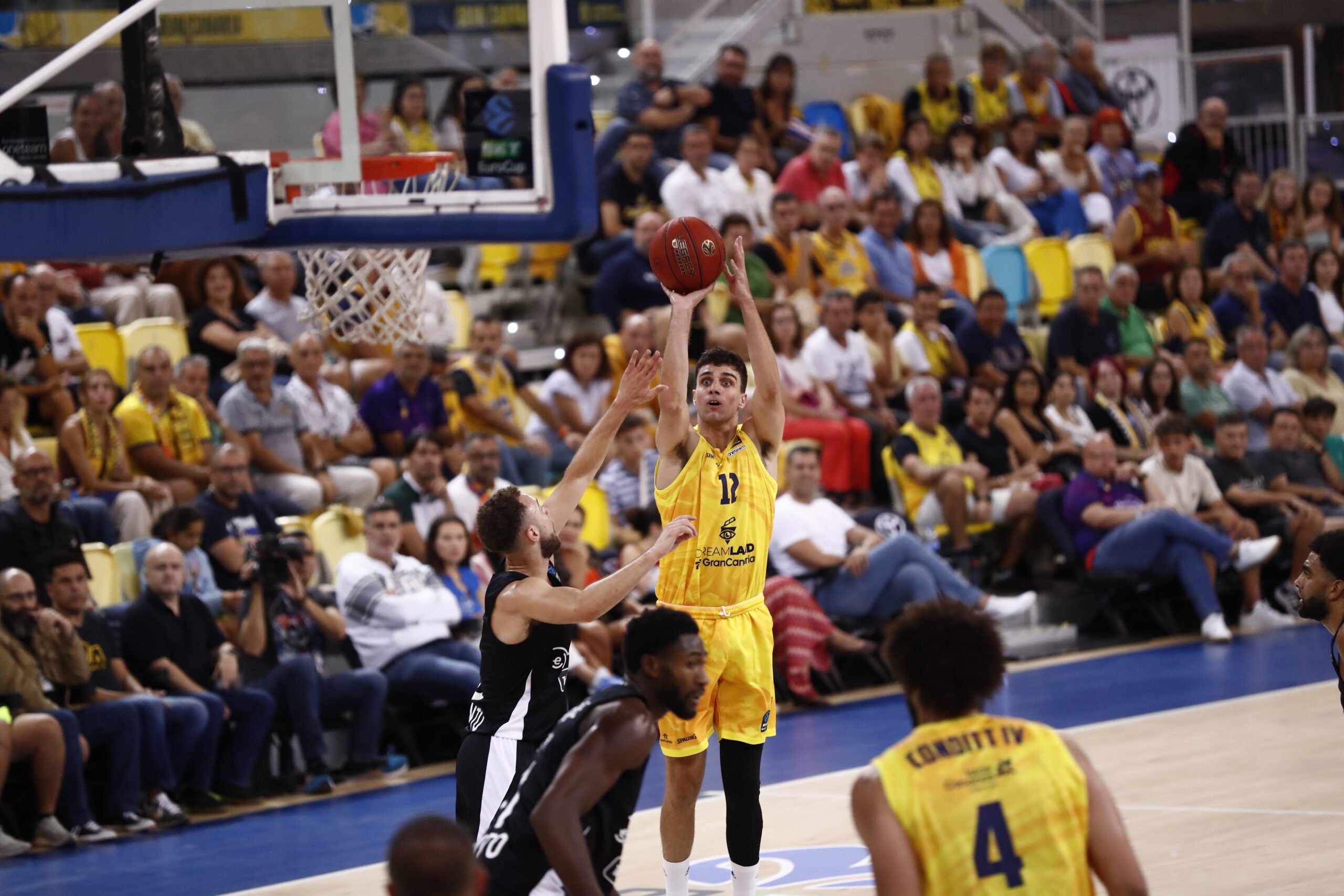 Jugador del Gran Canaria lanza a canasta durante un partido en el Gran Canaria Arena.