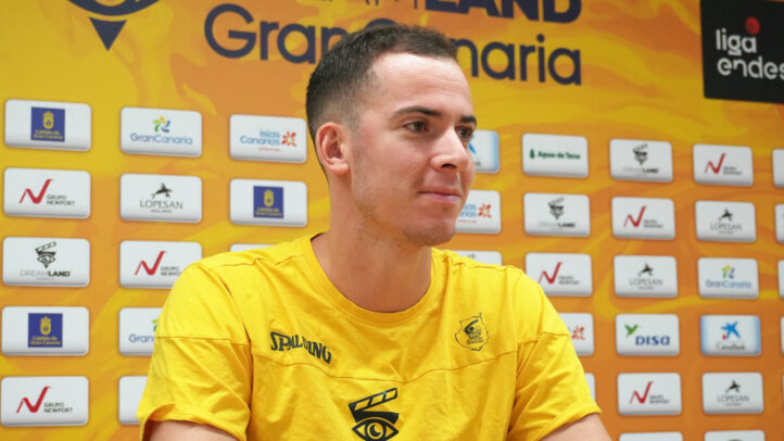 se han reforzado muy bien""",Jugador del Club Baloncesto Gran Canaria durante una rueda de prensa.
