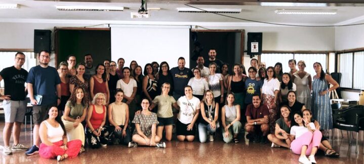 Grupo de personas reunidas en un salón para un evento educativo.