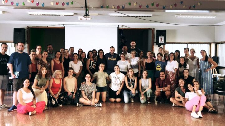 Grupo de personas reunidas en un salón para un evento educativo.