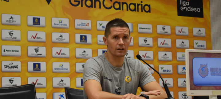 Jaka Lakovic en rueda de prensa hablando sobre el rendimiento del equipo.