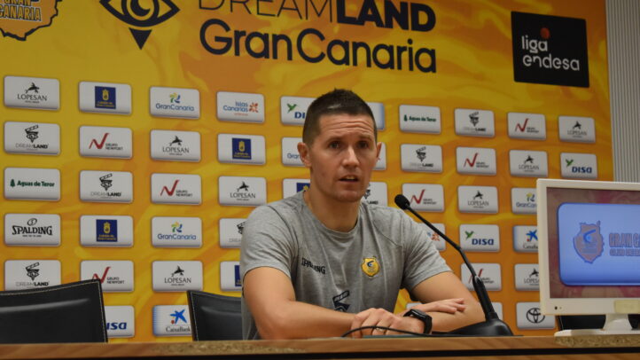 Jaka Lakovic en rueda de prensa hablando sobre el rendimiento del equipo.