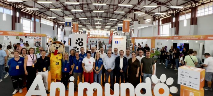 presente en la séptima edición de Animundo","Participantes en Animundo, con una mascota y el logo del evento en primer plano.