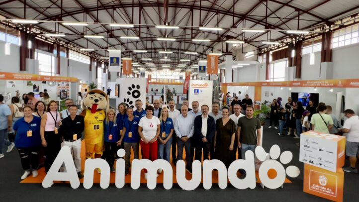 presente en la séptima edición de Animundo","Participantes en Animundo, con una mascota y el logo del evento en primer plano.