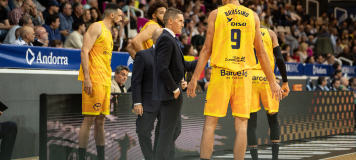 y así ha sido""",Entrenador dialogando con jugadores del Club Baloncesto Gran Canaria en un partido.