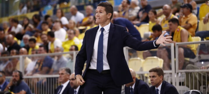 Entrenador Jaka Lakovic dirigiendo al equipo en un partido, con el público de fondo.