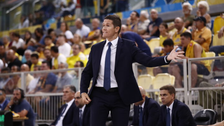 Entrenador Jaka Lakovic dirigiendo al equipo en un partido, con el público de fondo.