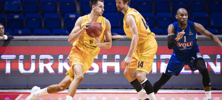 Jugadores del Dreamland Gran Canaria en acción durante un partido en Podgorica.