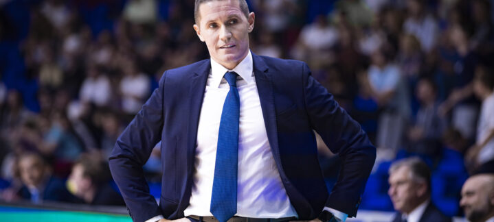 Entrenador Jaka Lakovic en la pista, mostrando concentración durante un partido.