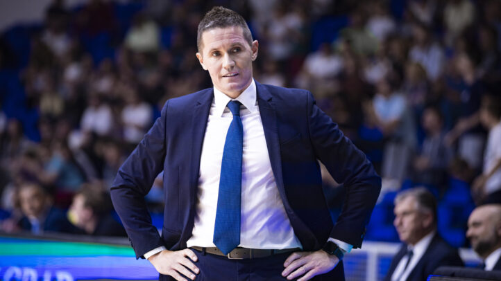 Entrenador Jaka Lakovic en la pista, mostrando concentración durante un partido.
