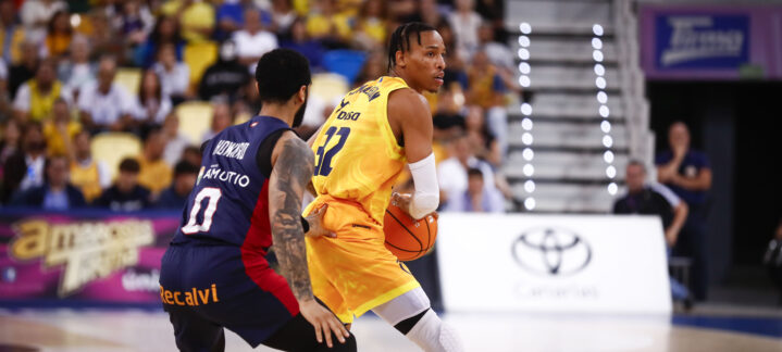 en diez claves",Jugador driblando el balón mientras es defendido por un oponente en un partido de baloncesto.
