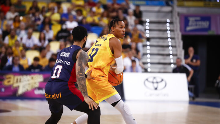 en diez claves",Jugador driblando el balón mientras es defendido por un oponente en un partido de baloncesto.