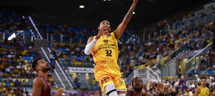 Jugador del Dreamland Gran Canaria en primer plano realizando una bandeja en un partido.