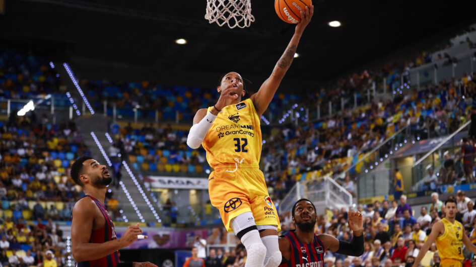 Jugador del Dreamland Gran Canaria en primer plano realizando una bandeja en un partido.