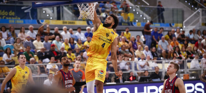 Jugador del CB Gran Canaria realizando un mate durante un partido en el estadio.