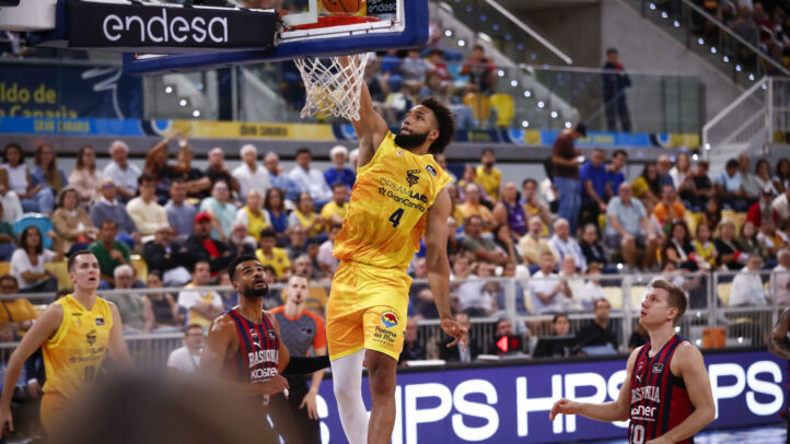 Jugador del CB Gran Canaria realizando un mate durante un partido en el estadio.