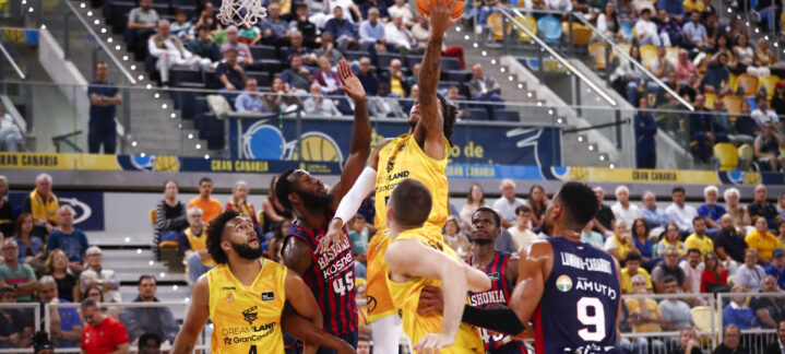 Jugadores de baloncesto en acción durante un partido en el Buesa Arena.