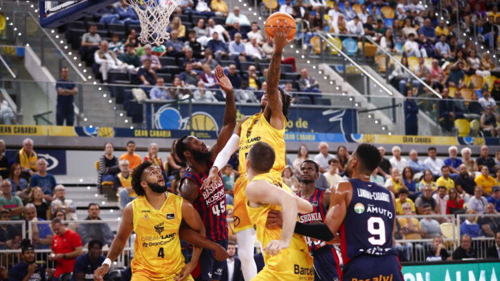 Jugadores de baloncesto en acción durante un partido en el Buesa Arena.