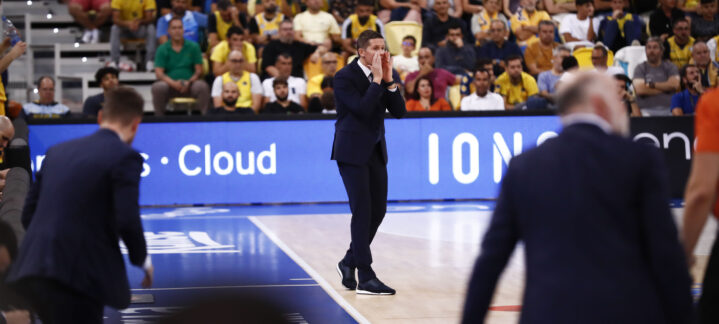 Entrenador del CB Gran Canaria da instrucciones en un partido con afición de fondo.
