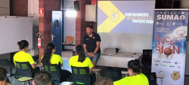 director del Proyecto Suma, imparte una jornada de formación al PFAE Olympia",Javi Choren imparte formación a estudiantes del PFAE Olympia en el Club Baloncesto Gran Canaria.