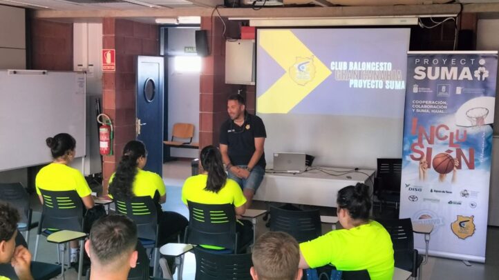 director del Proyecto Suma, imparte una jornada de formación al PFAE Olympia",Javi Choren imparte formación a estudiantes del PFAE Olympia en el Club Baloncesto Gran Canaria.