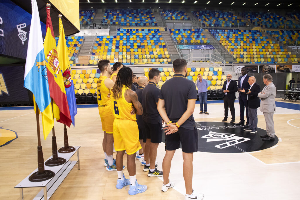 Jugadores del Dreamland Gran Canaria junto a directivos en un evento de presentación.
