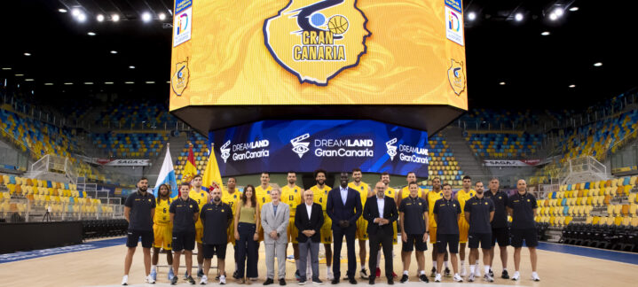 Jugadores y directivos del CB Gran Canaria posan en la Gran Canaria Arena.