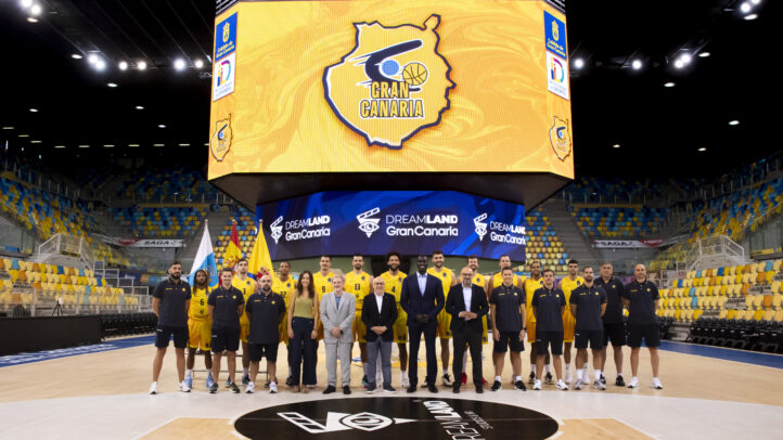 Jugadores y directivos del CB Gran Canaria posan en la Gran Canaria Arena.