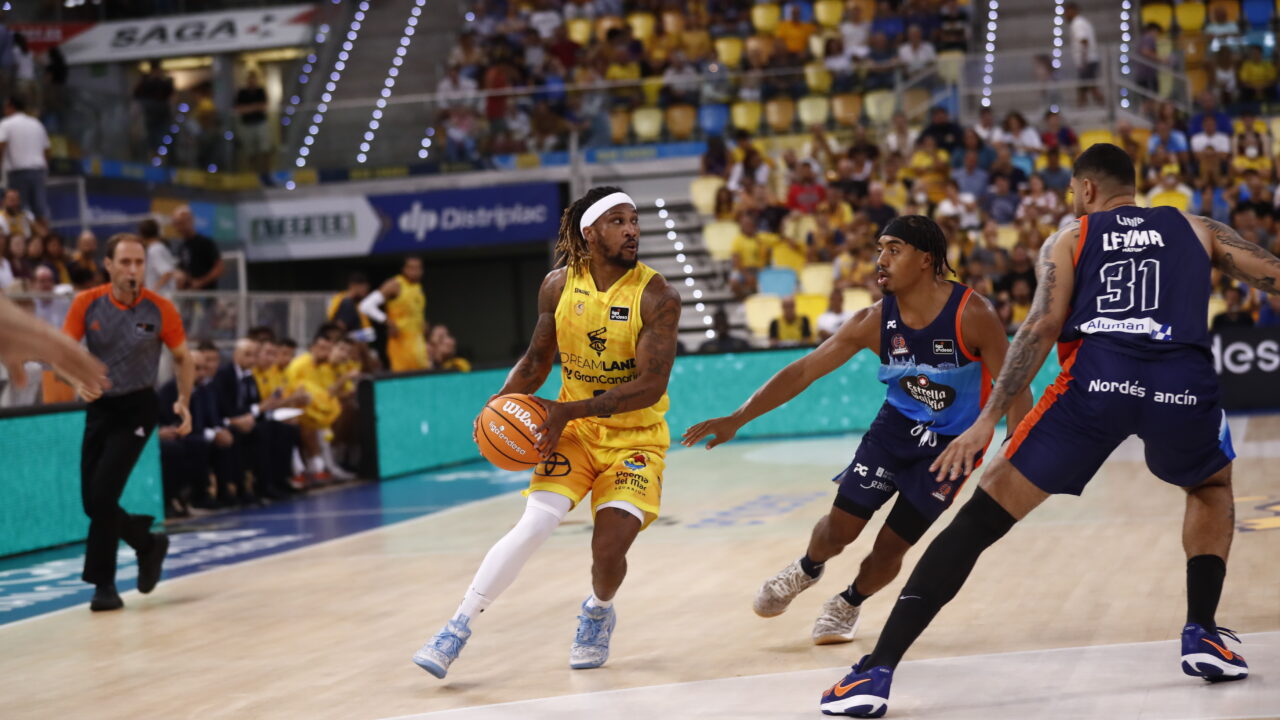 Jugador del Dreamland Gran Canaria driblando en un partido de baloncesto.
