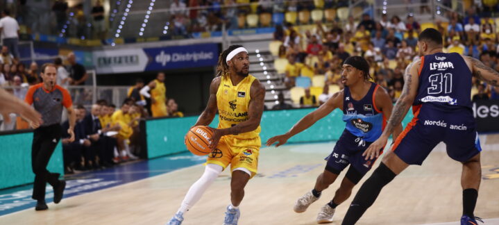 Jugador del Dreamland Gran Canaria driblando en un partido de baloncesto.