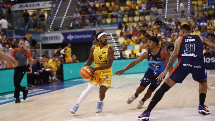 Jugador del Dreamland Gran Canaria driblando en un partido de baloncesto.