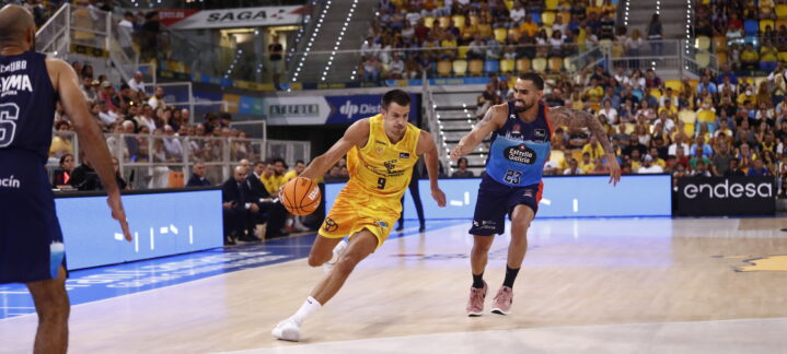 Jugadores de baloncesto compiten en la cancha durante un partido emocionante.