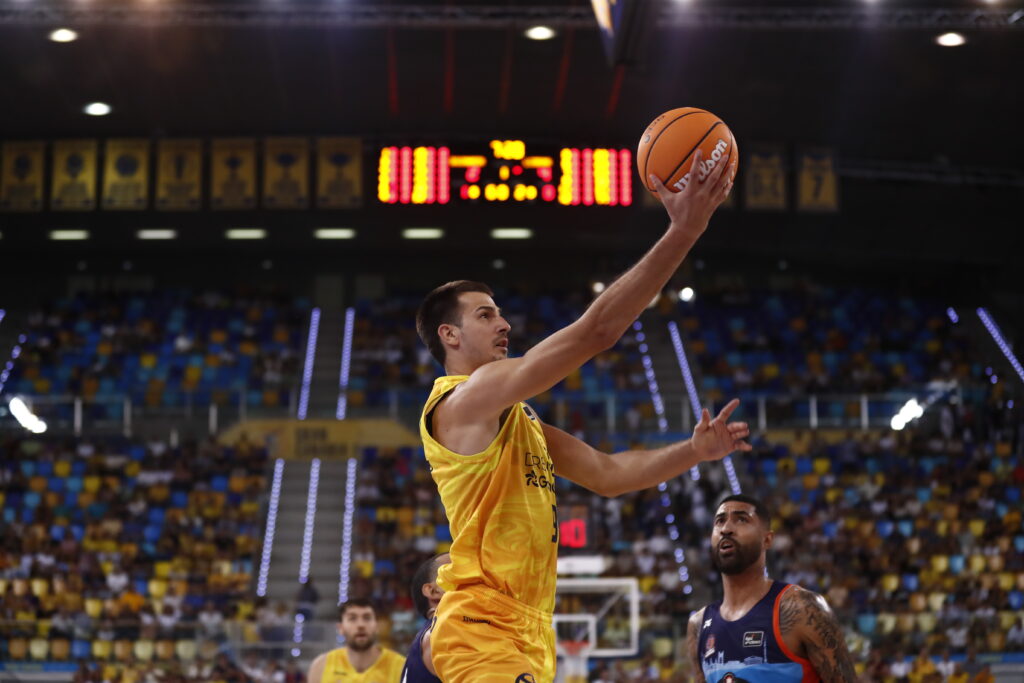  en diez claves",Jugador del Dreamland Gran Canaria lanzando al aro en un partido de baloncesto.