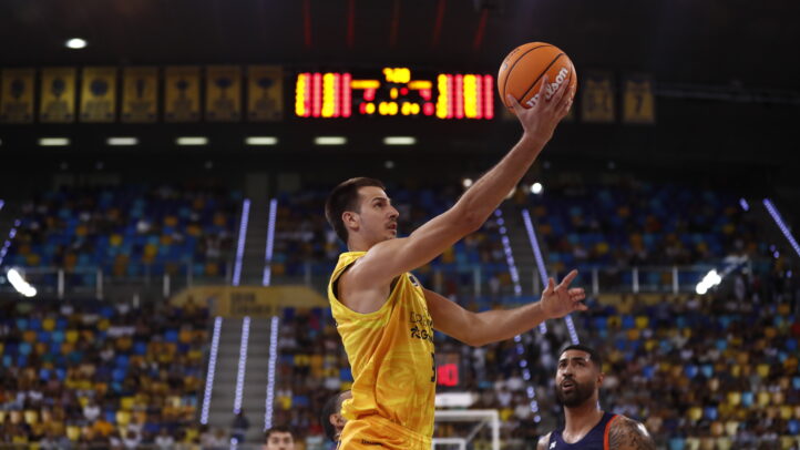 en diez claves",Jugador del Dreamland Gran Canaria lanzando al aro en un partido de baloncesto.