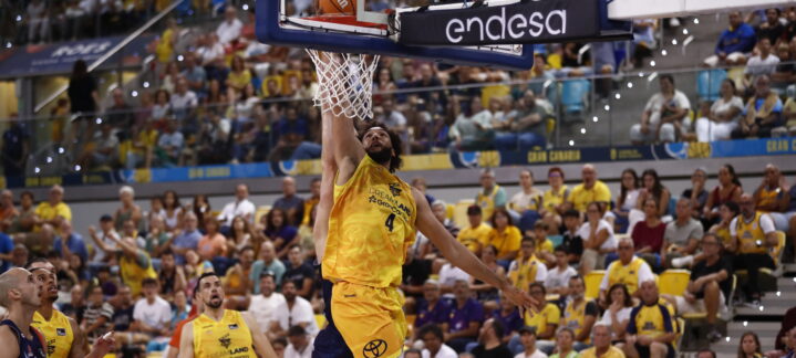 Jugador del Dreamland Gran Canaria encesta en un emocionante partido contra Leyma Coruña.