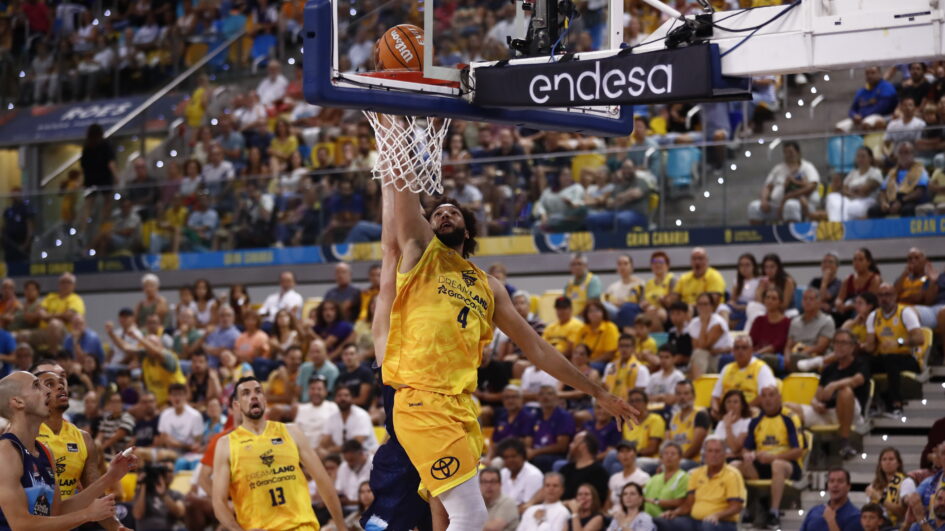 Jugador del Dreamland Gran Canaria encesta en un emocionante partido contra Leyma Coruña.